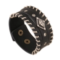 Retro Punk Armband aus schwarzem Leder mit weißen Nähten und Nieten auf weißem Hintergrund - Schwarz