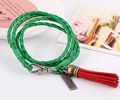 Groene gevlochten leren armband met rode kwast en gegraveerde metalen bedel - Groen