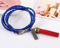 Blauwe gevlochten lederen wikkelarmband met bronzen hanger en een rode kwastje - Blauw