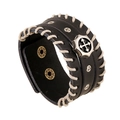 Bracciale largo in pelle punk nero con cuciture avorio e emblema croce in metallo - Stile Nero Borchie Croce