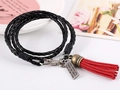 Etnische gevlochten leren armband in zwart en rood met franje kwastje en gegraveerde bedel - Zwart
