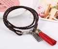 Pulsera bohemia multicapa de cuero trenzado marrón con borla roja y dije de plata - Marrón