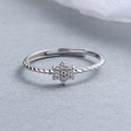 Anello a fiore in argento 925 con zirconi e fascia intrecciata regolabile di classe - Aperto Regolabile / Oro Bianco