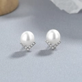 Eleganti orecchini a lobo in argento 925 con perle e castone a V con zirconi - Argento 925 / Oro Bianco (Con Tappi in Gomma)