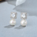 Orecchini a perno in argento 925 con cristallo quadrato halo e perle bianche rotonde - Argento 925 / Oro Bianco
