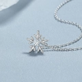 Collar de plata de ley 925 con colgante de copo de nieve y circonita sobre azul - Plata 925 / Oro Blanco