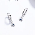 Pendientes de aro estrella plata 925 con gema azul sobre un fondo blanco impecable - Plata 925 / Oro Blanco