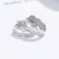 Elegantes pendientes de aro ondulados de plata esterlina 925 con pavé de cristales - Oro Blanco