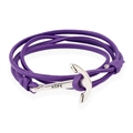 Dettaglio del bracciale in pelle viola con chiusura ad ancora in argento e scritta HOPE - Viola