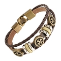 Pulsera retro de cuero multicapa con cruces y cierre de bronce sobre fondo blanco - Estilo Cuero Multicapa Cruz Vintage (DK098)