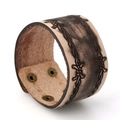 Bracciale largo in pelle punk retrò con motivo a filo spinato e rivetti in metallo - Motivo Filo Spinato Vintage (P01728)