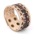 Breites Lederarmband im Retro-Punk-Stil mit Lochmuster und bronzefarbenen Druckknöpfen - Retro Braun Ausschnitt Stil