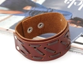Bracciale polsino largo in pelle vintage multistrato con trama intrecciata e borchie - Marrone