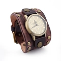Detail der Vintage-Punk-Armbanduhr aus breitem Leder mit Nieten und Bronzegehäuse - Retro Braun