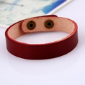 Minimalistisches rotes Lederarmband mit antiken Bronze-Druckknöpfen für Damen und Herren - EU 25 / Dunkelrot