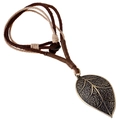 Collana punk retrò con pendente a foglia in metallo bronzo e corda in pelle marrone - Foglia di Bronzo (N0278)