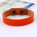 Makroaufnahme von orangefarbenem Lederarmband mit zwei bronzenen Druckknöpfen - EU 25 / Orange