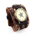 Dettaglio di un orologio da polso punk vintage in pelle marrone con borchie e quadrante a stella - Marrone Retrò
