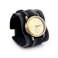 Dettaglio quadrante orologio bronzo con cinturino largo in pelle nera punk e borchie - Quadrante con Cerchi (WB01436)