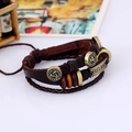 Détail d'un bracelet en cuir à thème irlandais avec nœuds celtiques et perles en bois - Marron Foncé