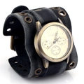 Orologio punk retrò da uomo con cinturino largo in pelle e borchie in bronzo su fondo bianco - Quadrante a Cerchio