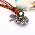 Collier vintage en cuir avec pendentif coeur et plaques métalliques gravées pour femme - Corde en cuir marron clair