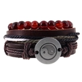 Set bracciale multistrato in pelle con perline rosse e ciondolo Tai Chi su fondo bianco - Stile Multistrato Tai Chi Yin Yang (TZ016)