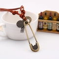 Colgante de imperdible vintage en cordón de cuero marrón ajustable para mujer moda - Cuerda de cuero marrón claro