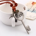 Collana vintage in cuoio con ciondolo a chiave LOVE a forma di cuore argentato - Corda in pelle marrone chiaro