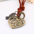 Collar retro con colgante de corazón hueco, cordón de cuero y placas de bronce grabadas - Cuerda de cuero marrón claro