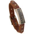 Verstellbares mehrschichtiges Lederarmband in Braun mit gravierter Metallplatte - Retro-Braun