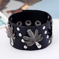 Detalle de pulsera punk de cuero negro con remaches plateados y colgante de hoja - Negro
