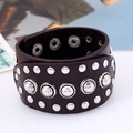 Punk-Stil breites Lederarmband in Braun mit drei Reihen Silbernieten auf weißem Hintergrund - Braun + Runde Nieten