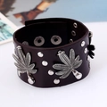 Pulsera ancha de cuero marrón estilo punk con colgantes de hoja de arce y remaches plata - Marrón