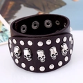 Detailansicht eines braunen Lederarmbands mit Totenkopf-Nieten und Druckknopfverschluss - Braun + Totenkopf Zubehör