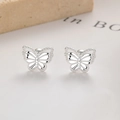 Orecchini a farfalla in argento con design traforato e bordi con perline lucide - Argento 925 / Argento