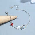Bracciale infinito cuore in argento S925 con zircone rosso e pietre blu su fondo blu - Argento 925 / Placcato Platino Con Zirconia Rossa