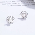 Orecchini a lobo camelia in argento 925 con perla bianca e cristalli scintillanti - Oro Bianco