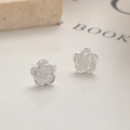 Elegante 925 sterling zilveren camelia oorknopjes met een matte gezandstraalde afwerking - Zilver