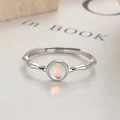 Anillo ajustable de plata S925 con piedra de luna redonda y textura de bambú - Abierto Ajustable / Oro Blanco (Piedra de Luna)
