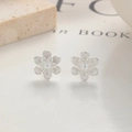 Orecchini a perno in argento a forma di loto con petali testurizzati e design 3D - Argento fine 999 / Argento