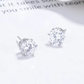 Orecchini a perno classici in argento sterling 925 a sei griffe con zircone tondo - 2mm / Oro Bianco