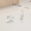 Asymmetrische Ohrstecker aus 925er Silber mit Pipa und Fächerform sowie Zirkonia-Steinen - 925 Sterlingsilber / Silber / Paar