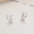 Eleganti orecchini a lobo con fiocco in argento 925 e perle bianche tonde pendenti - Perla a Vite 3mm / Argento