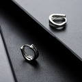 Minimalistische silberne geometrische Creolen für Damen und Herren mit poliertem Finish - Verflochtener Ring-Stil (X252-A)