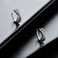Ear cuffs cruzados plateados con micro-pavé de cristales brillantes en soporte negro - Estilo Cruzado (X219-A) / Plateado