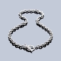 Collier à grosse chaîne industrielle avec fermoir éclair hexagone sur fond miroir sombre - Collier Éclair Brûlant (L691-A)