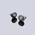 Silberne Vintage-Sonnenblumen-Ohrstecker mit oxidiertem Finish und Mondstein-Inlays - Weiß (X693-B)
