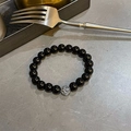 Lavastein-Armband mit silberner Lilienperle und goldenen Runensymbolen - Schwarzes poliertes Kreuzarmband / Hellschwarz