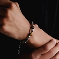 Bracciale di perle occhio di tigre con dettagli in metallo ritorto e catena d'argento - Stile Occhio di Tigre (S868-A)